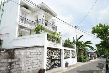 Singgahsini Rumah Putih Mlati Yogyakarta (Female Only)