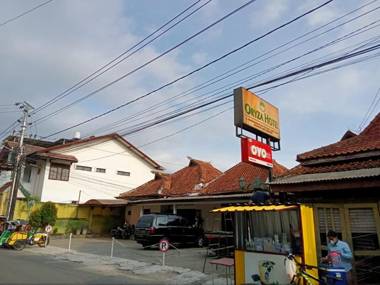 OYO 90676 Oryza Hotel