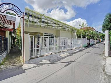 OYO 90804 Oma Uti Homestay Syariah