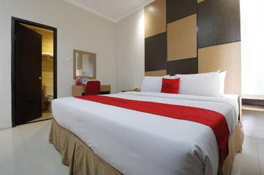 RedDoorz Plus near Pantai Losari