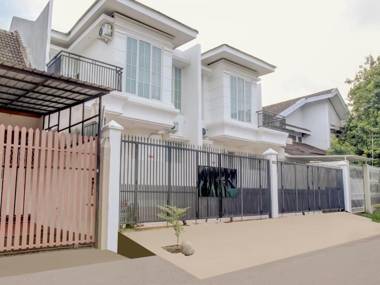 OYO 3512 Golden White House