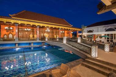 Ramada Suites By Wyndham Solo