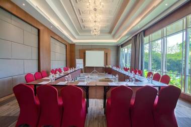 Ramada Suites By Wyndham Solo