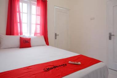 RedDoorz Plus near UMS Solo