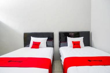 RedDoorz near Patung Kuda Solo Baru