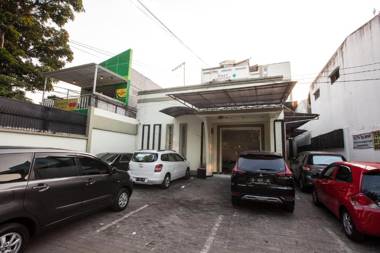 RedDoorz near Taman Bungkul