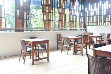 RedDoorz Plus near Stasiun TVRI Surabaya