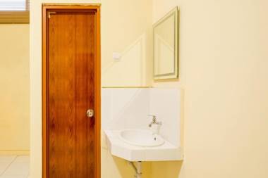 RedDoorz near BG Junction Surabaya