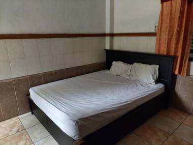 OYO 90870 C16 Siwalankerto Syariah