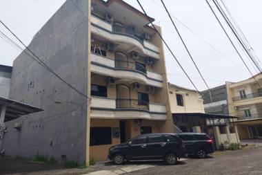 OYO 90870 C16 Siwalankerto Syariah