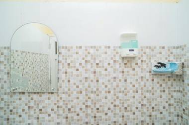 RedDoorz Plus Syariah near Pasar Turi