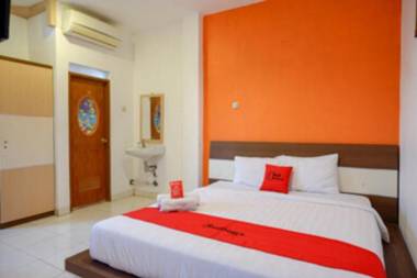 RedDoorz Plus near Ciputra Mall Simpang Lima 2