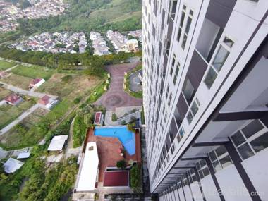 Comfort 1BR at Amartha View Apartment By Travelio