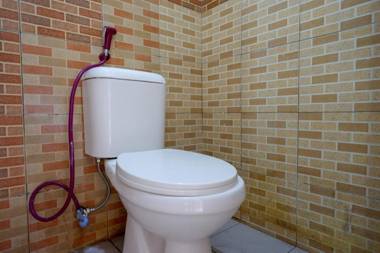 RedDoorz Syariah near GOR Satria 4