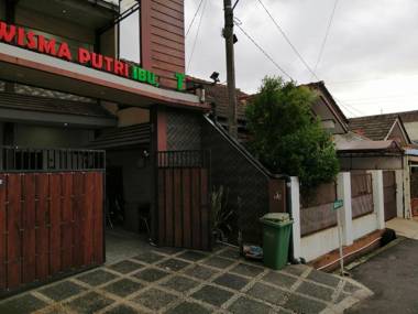 OYO 90703 Wisma Ibu T