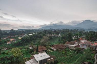 Urbanview Hotel Mon Bel Cibodas