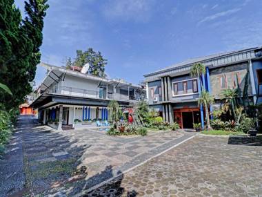 Vaccinated Staff - OYO 90475 Mirda Gratia Hotel