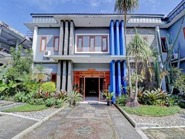 Vaccinated Staff - OYO 90475 Mirda Gratia Hotel