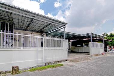 OYO 91093 Guest House 513 Syariah