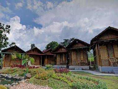 OYO 90225 Rumah Bambu Trawas syariah