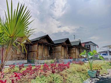 OYO 90225 Rumah Bambu Trawas syariah