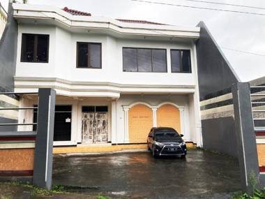 OYO 90989 Lee Dug Tretes Residence