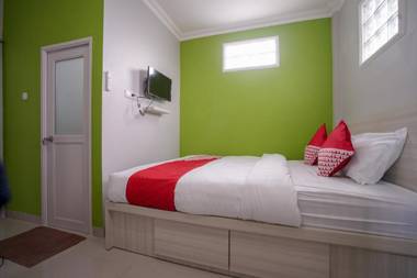 Vaccinated Staff - OYO 948 Vivi Residence Syariah II