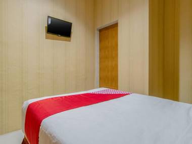 Vaccinated Staff - OYO 741 Hotel Labuhan Raya