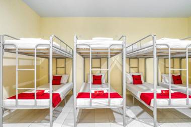 RedDoorz Plus near RSUD Dr. Pirngadi Medan 2