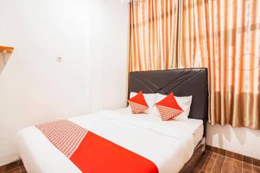 OYO 2720 Sutomo Inn