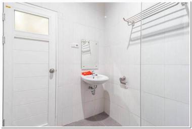 RedDoorz near RS Royal Prima Medan 2