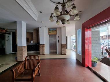 OYO 90952 Hotel Grand Sirao