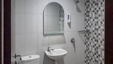 RedDoorz Hostel @ Manado Green Hostel