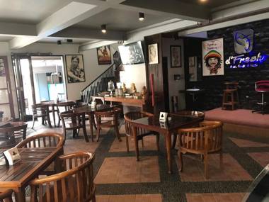 D'Fresh Guest House and Resto