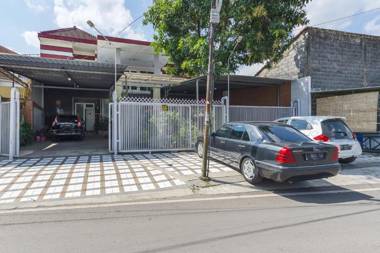 RedDoorz near Batik Tulis Celaket 2