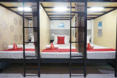 RedDoorz Hostel @ Borobudur Street