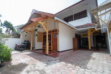 SPOT ON 3218 Bee Palm Family Syariah