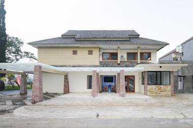 RedDoorz Plus @ Panorama Villas Batu