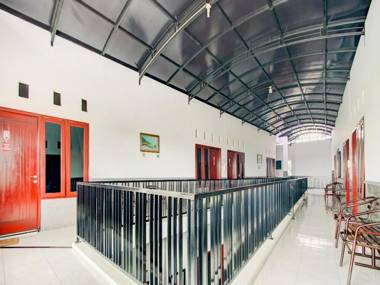 OYO 90151 Guest House 180