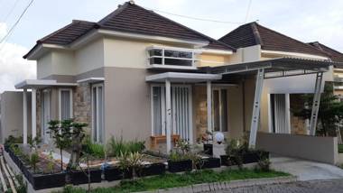 Full House at Villa Family depan Jatimpark 3 Batu By SC