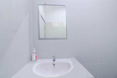 OYO 2411 Taman Mekar Beach Inn 2