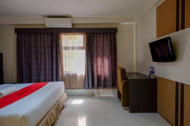 RedDoorz Plus near Hotel Benua Kendari
