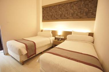 Viva Hotel Kediri by Front One