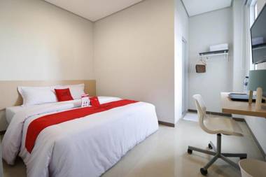 RedDoorz Plus Syariah near Mall Pondok Indah