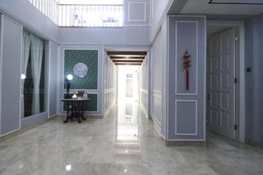 RedDoorz Premium near RS Pondok Indah La Maison