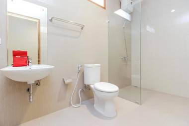 RedDoorz Premium near Ragunan Zoo 2