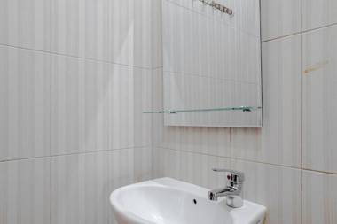 RedDoorz @ Jalan Biak Roxy Jakarta