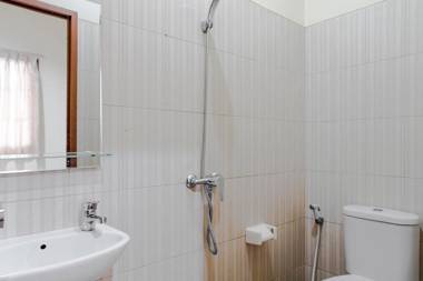 RedDoorz @ Jalan Biak Roxy Jakarta