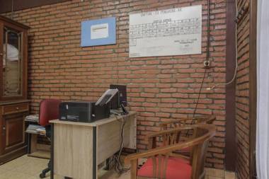 RedDoorz Plus At Ampera Raya