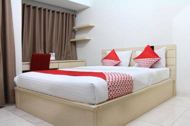 Vaccinated Staff - OYO 266 Margonda Residence 5